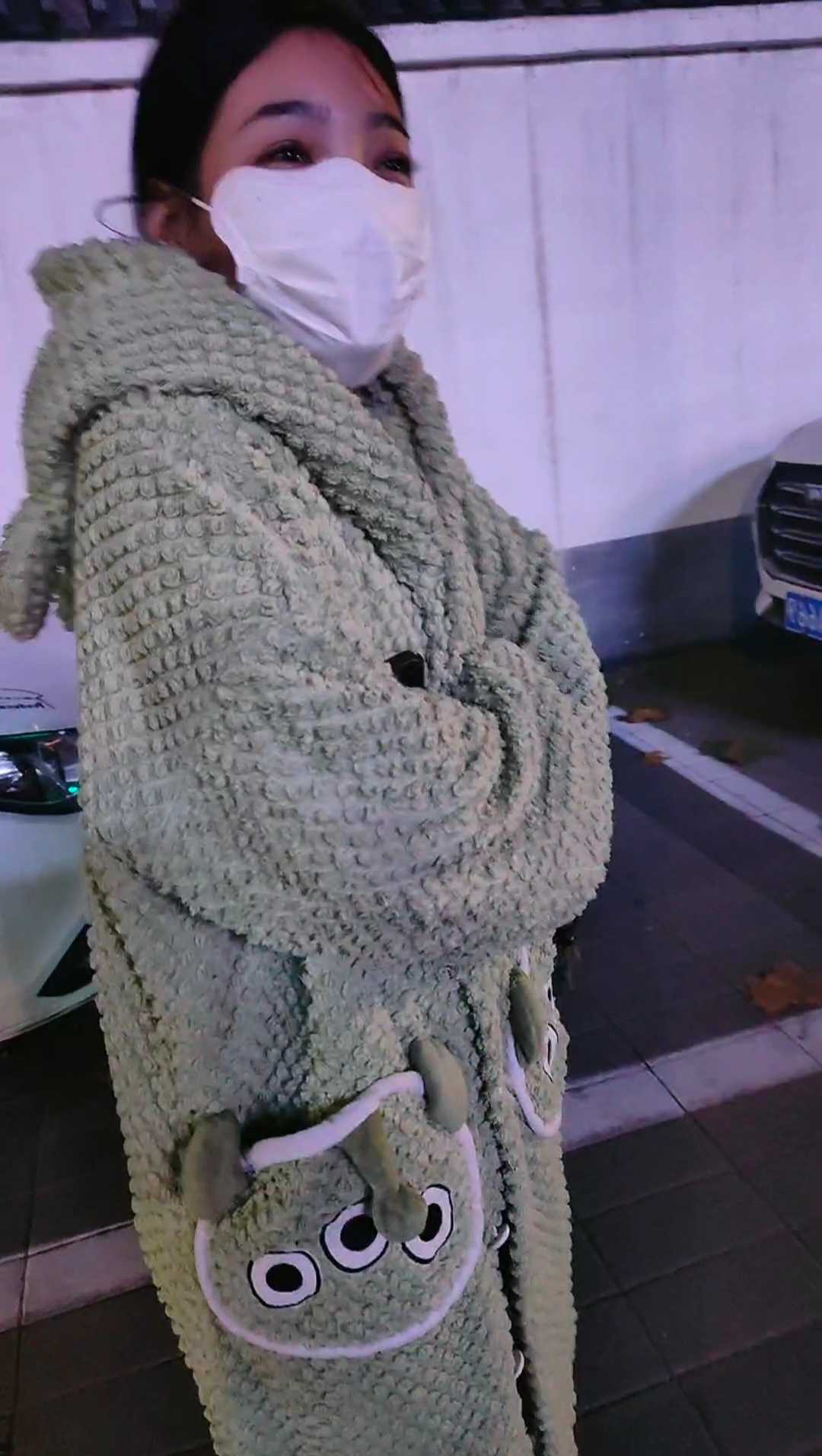 户外搭讪素人少妇吃红色棉袜脚