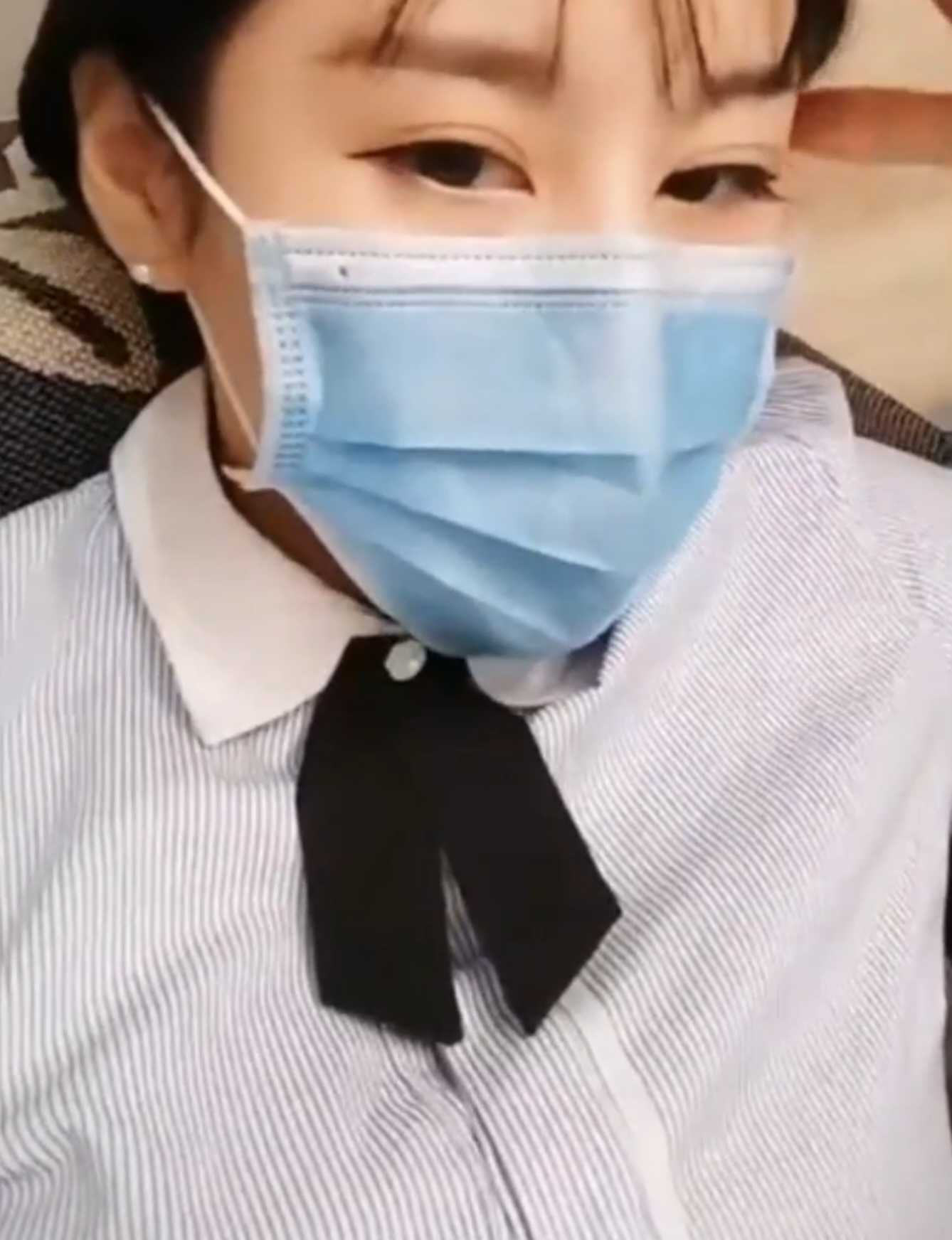 约来珠宝店女员工闻天短黑丝脚