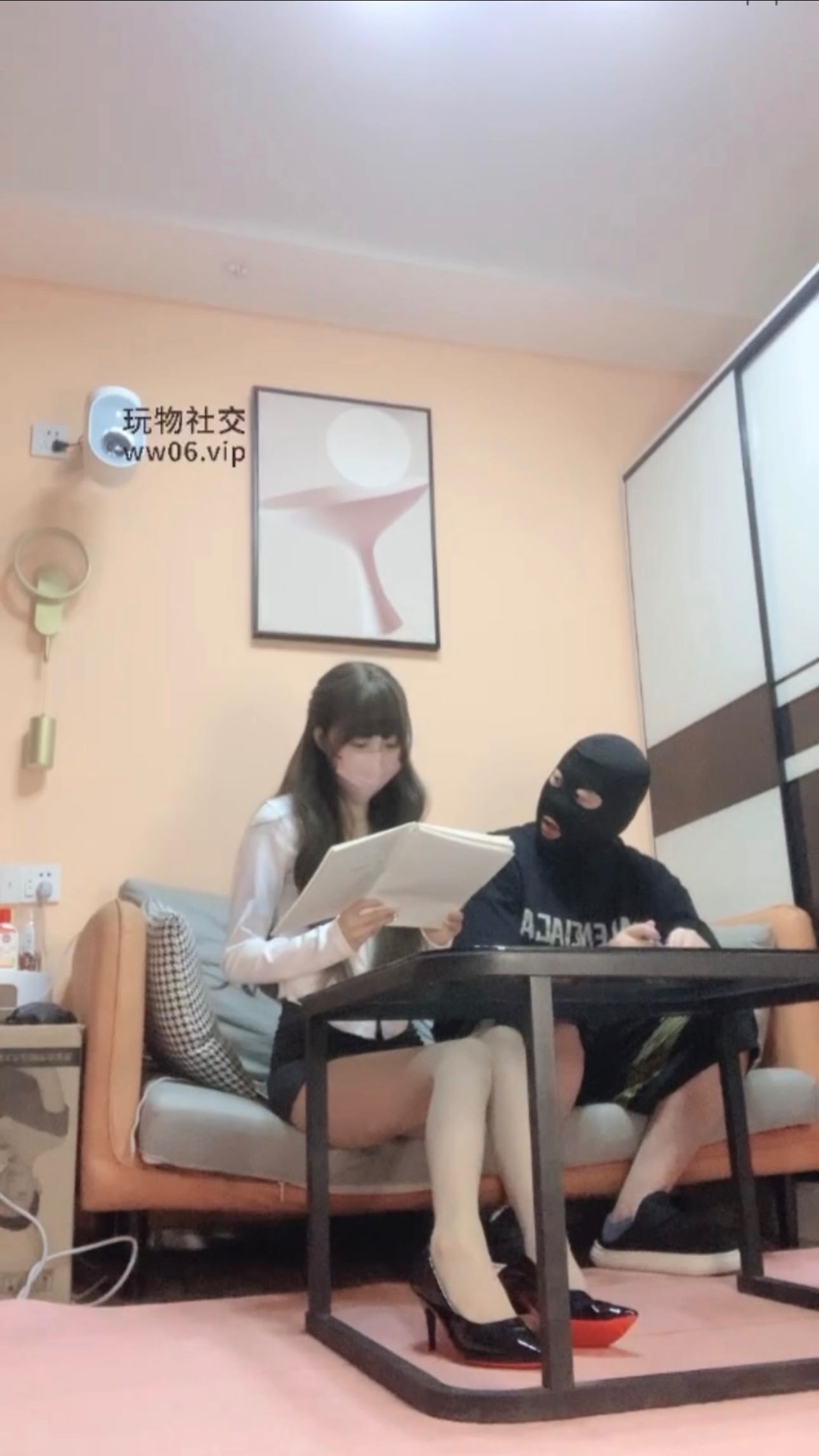 鹿可-午休期间偷亲女同事丝袜脚被发现