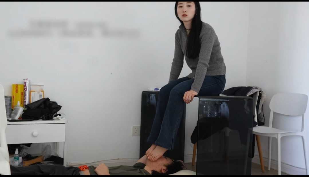 苗疆美女秦歌坐桌上无意识踩脸天脚