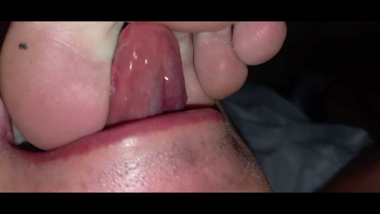 脱下高跟鞋，偷天女朋友嫩脚