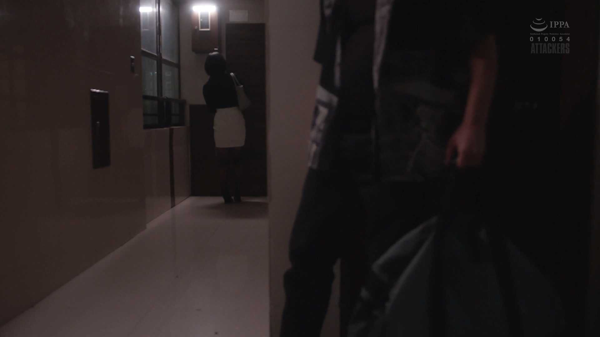 男子深夜跟踪女生进屋内天脚