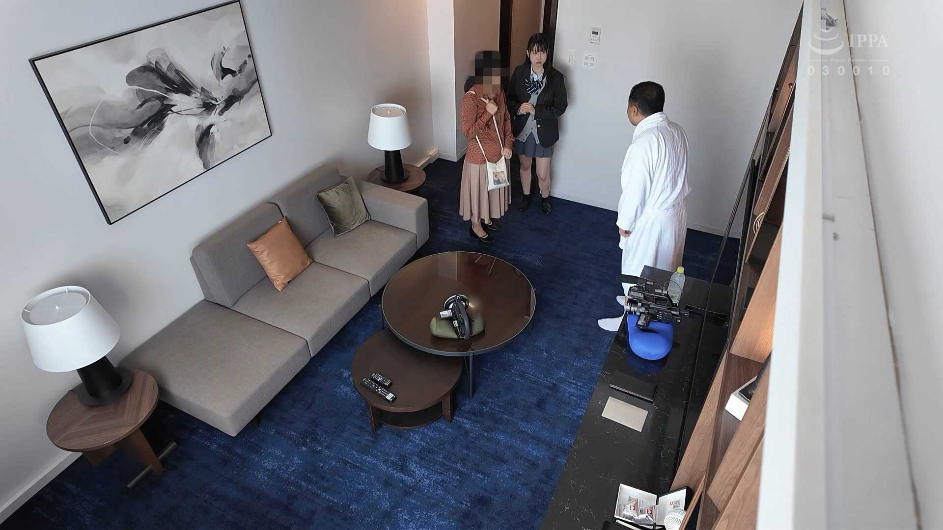 女子为了还债，将自己上学的女儿献给债主天脚