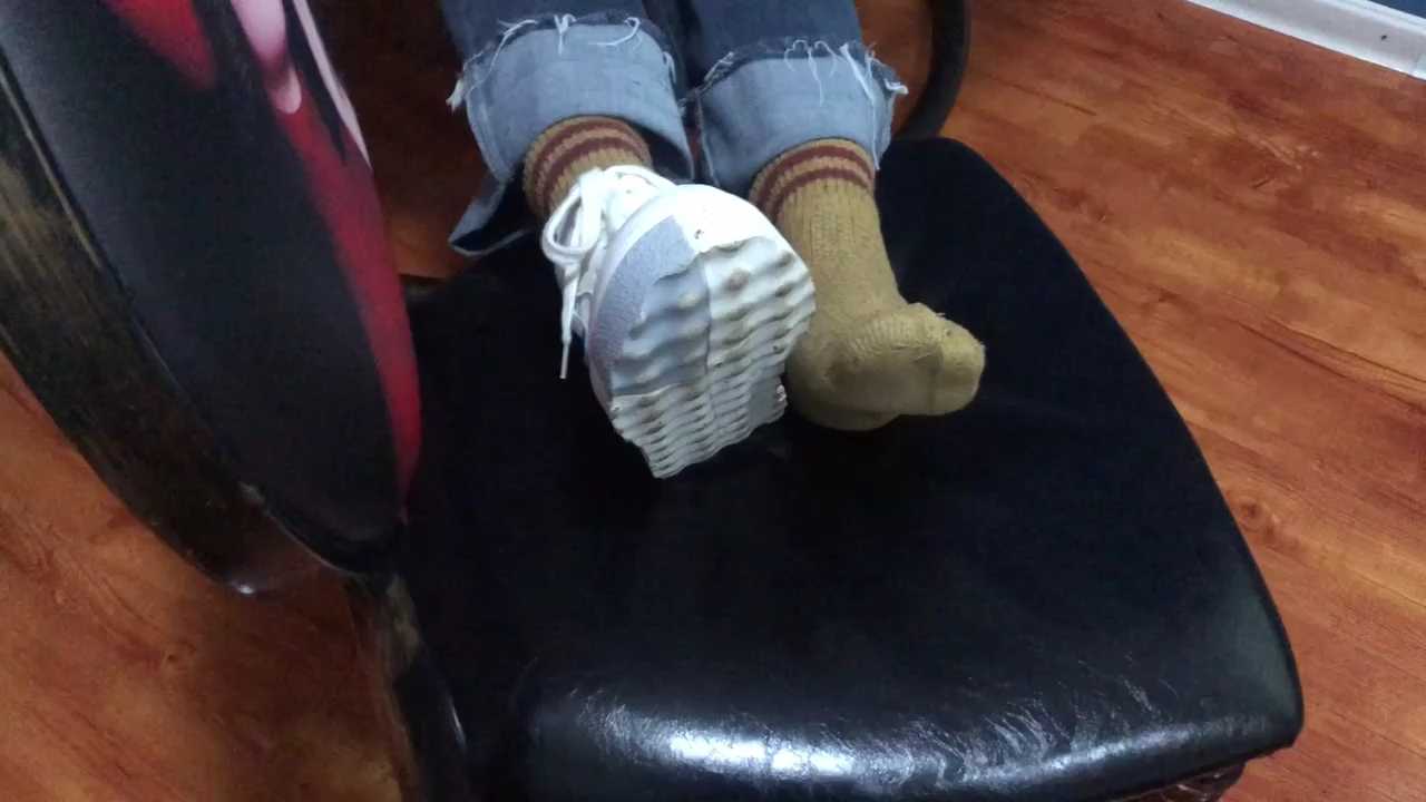 真实套路小姑娘品尝她36码小脚丫