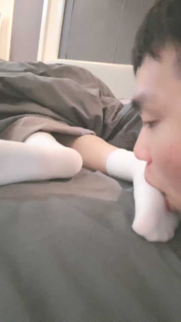 偷偷天吃熟睡美女的白袜裸足