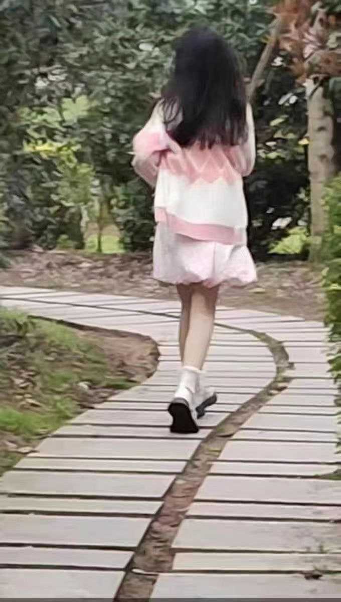 真实- 深夜偷偷品尝lo娘女友酸酸的裸足