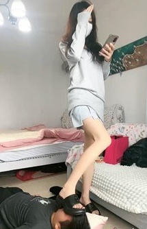 佳佳-裸足蹂躏喂食