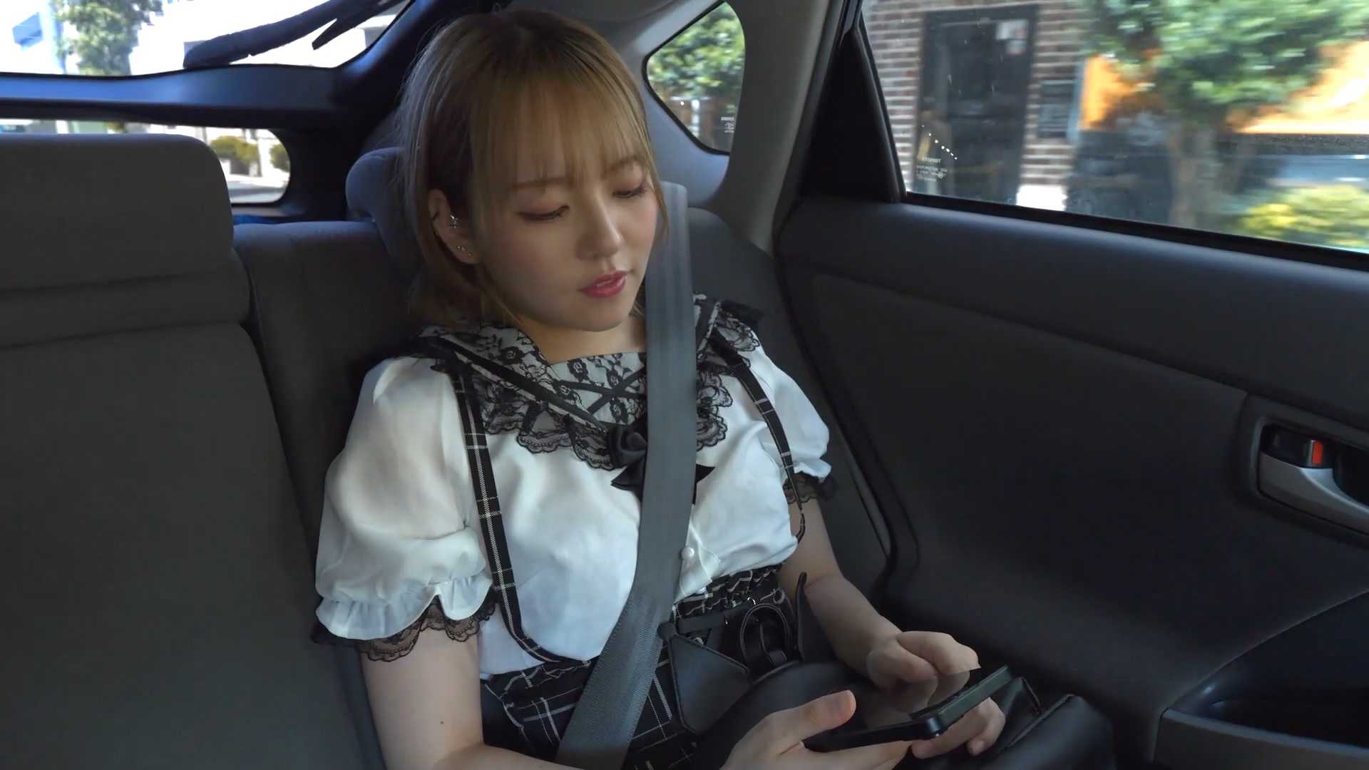 出租车司机放倒jk妹子，品尝花边白袜裸足