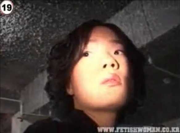 韩国-肉丝美女被尾随车内天脚