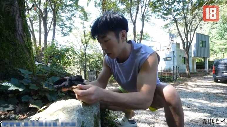 韩国 丝袜小偷入室天脚