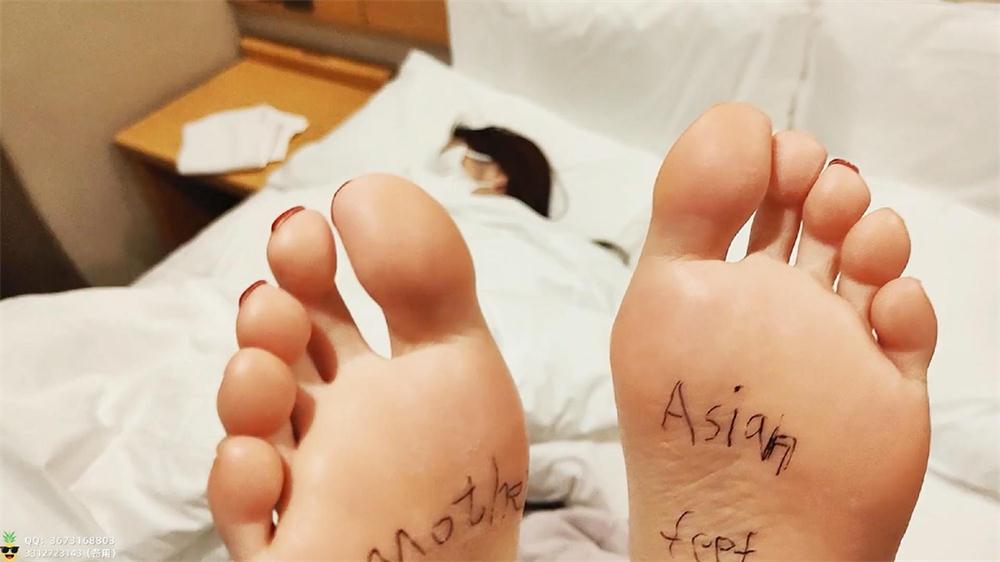 菠萝摄影- 小茹熟睡tk裸足 白袜黑丝肉丝天脚写字