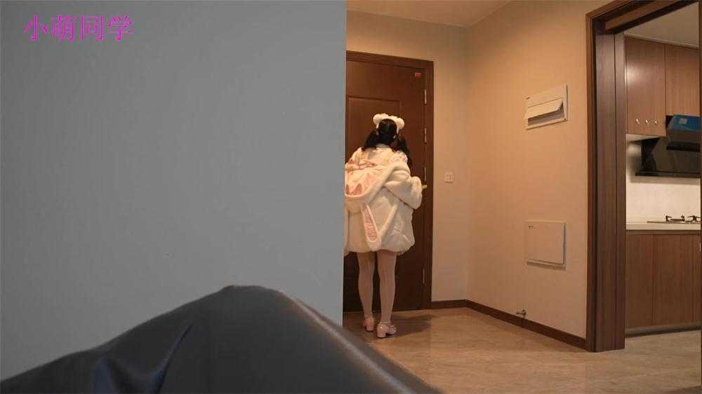 小萌-洛丽塔白丝双马尾萌妹被室友放倒玩脚