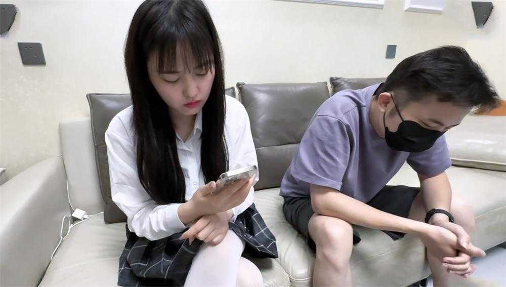 女友与陌生男子去酒店被朋友看到放倒玩弄白丝脚