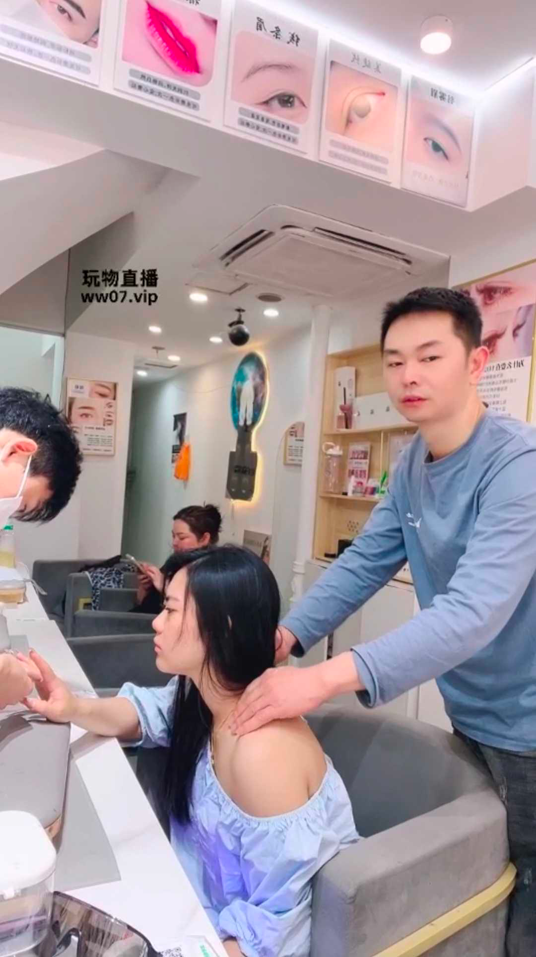 美甲店公开天弄裸足