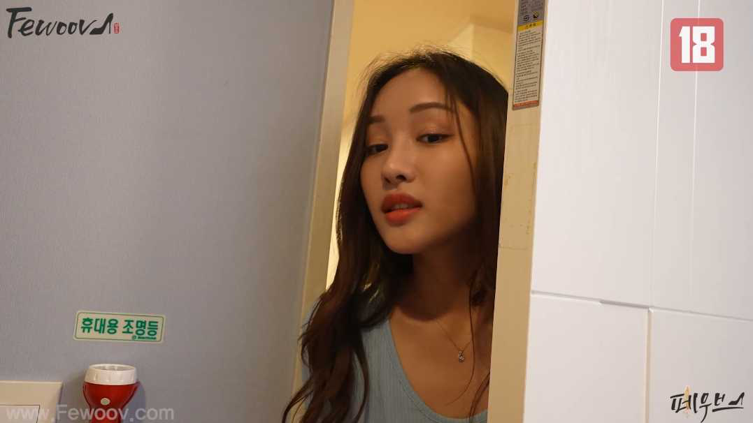 偷偷把脚伸进熟睡男友嘴里