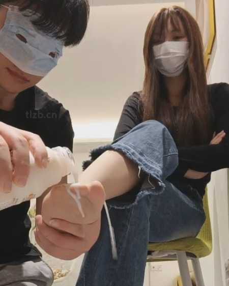 裤里丝泡营养快线撕开丝袜天裸足