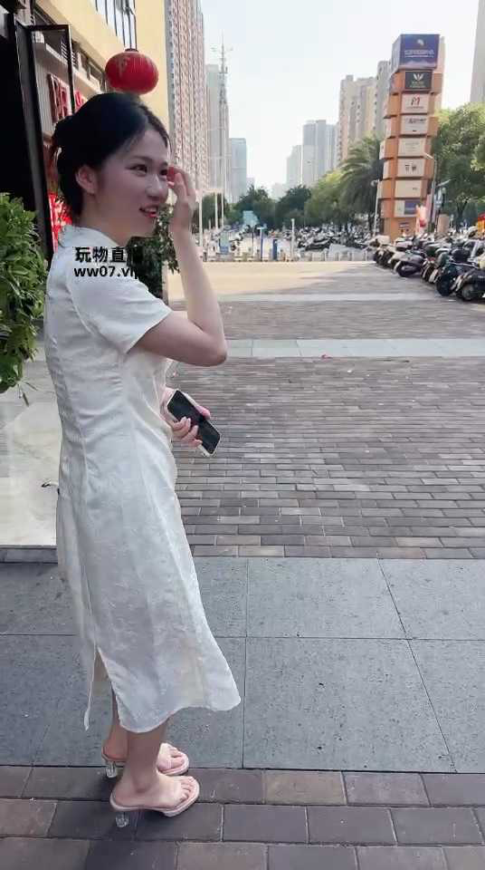 路边搭讪旗袍女神，忽悠车内闻玩裸足