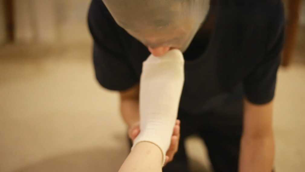 青嫣—品尝白袜裸足上的酸奶