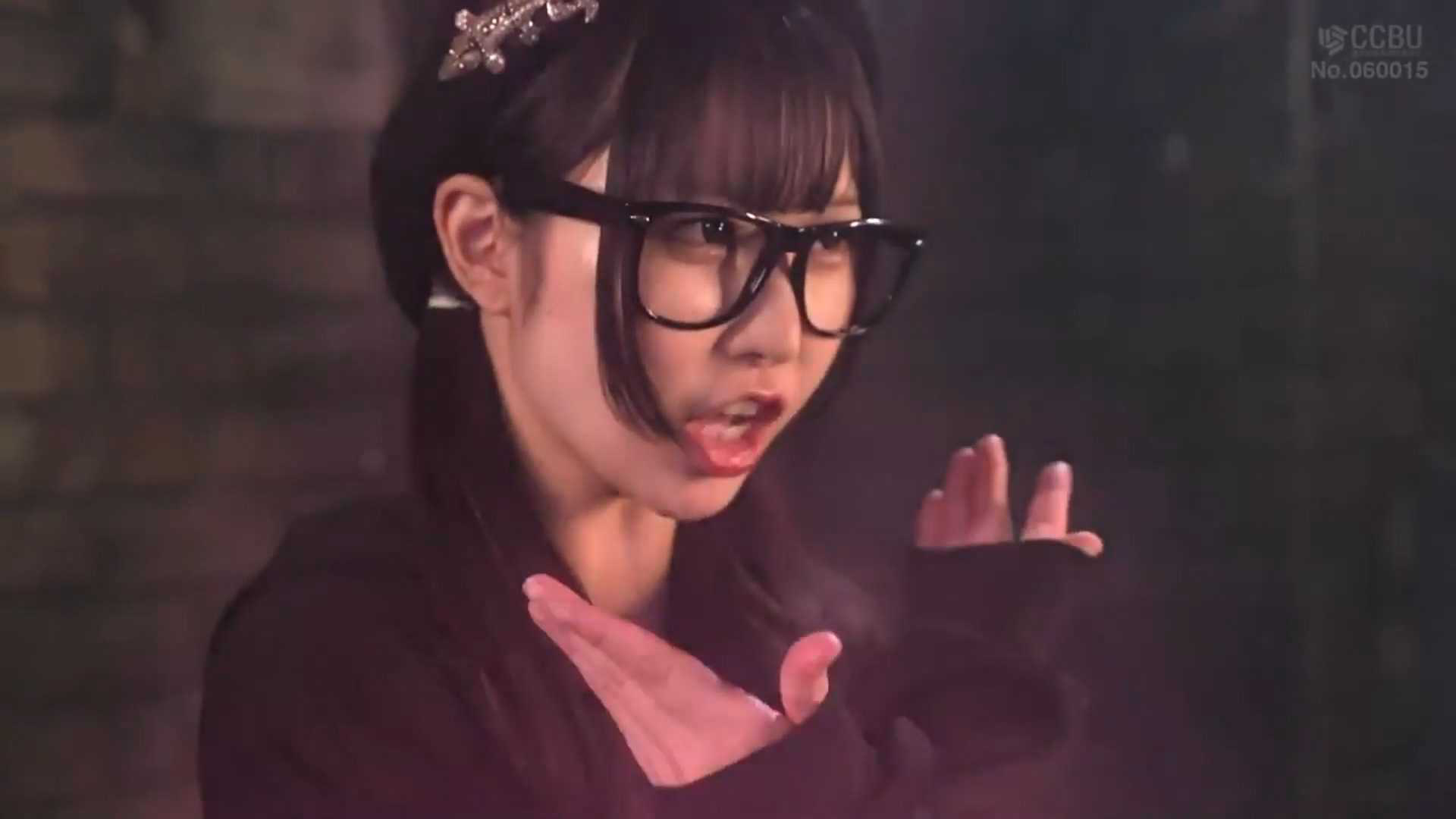 女战士被恶男击败，脱靴天脚