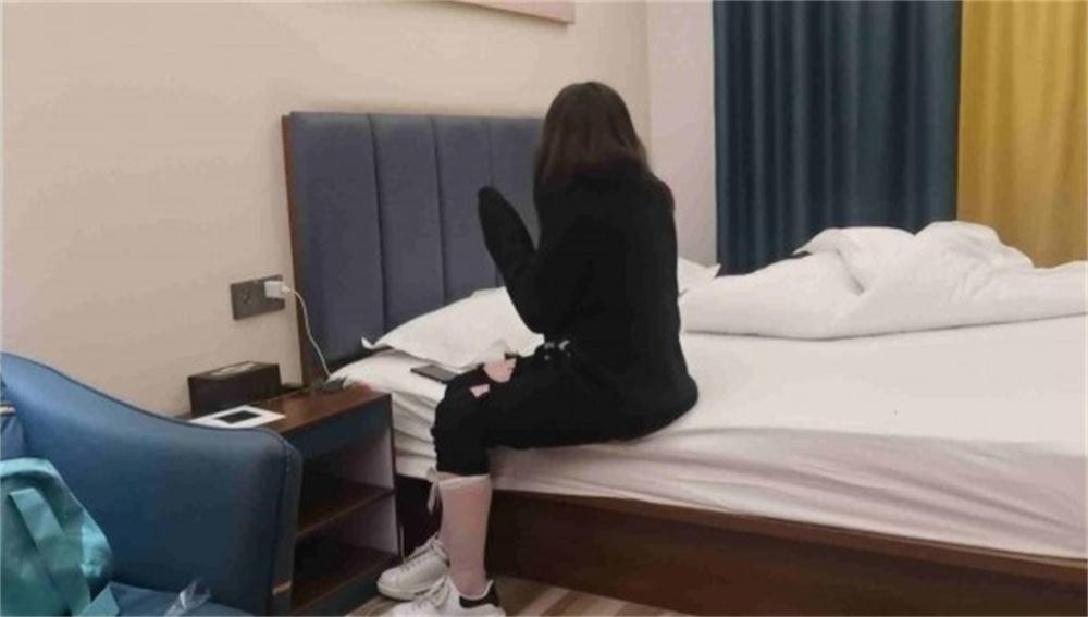 玩弄熟睡大学妹子天白丝