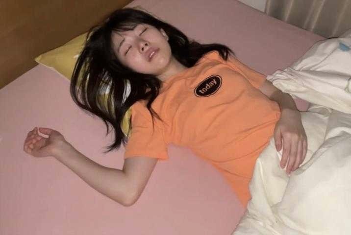 趁妹子熟睡 偷偷去tian脚