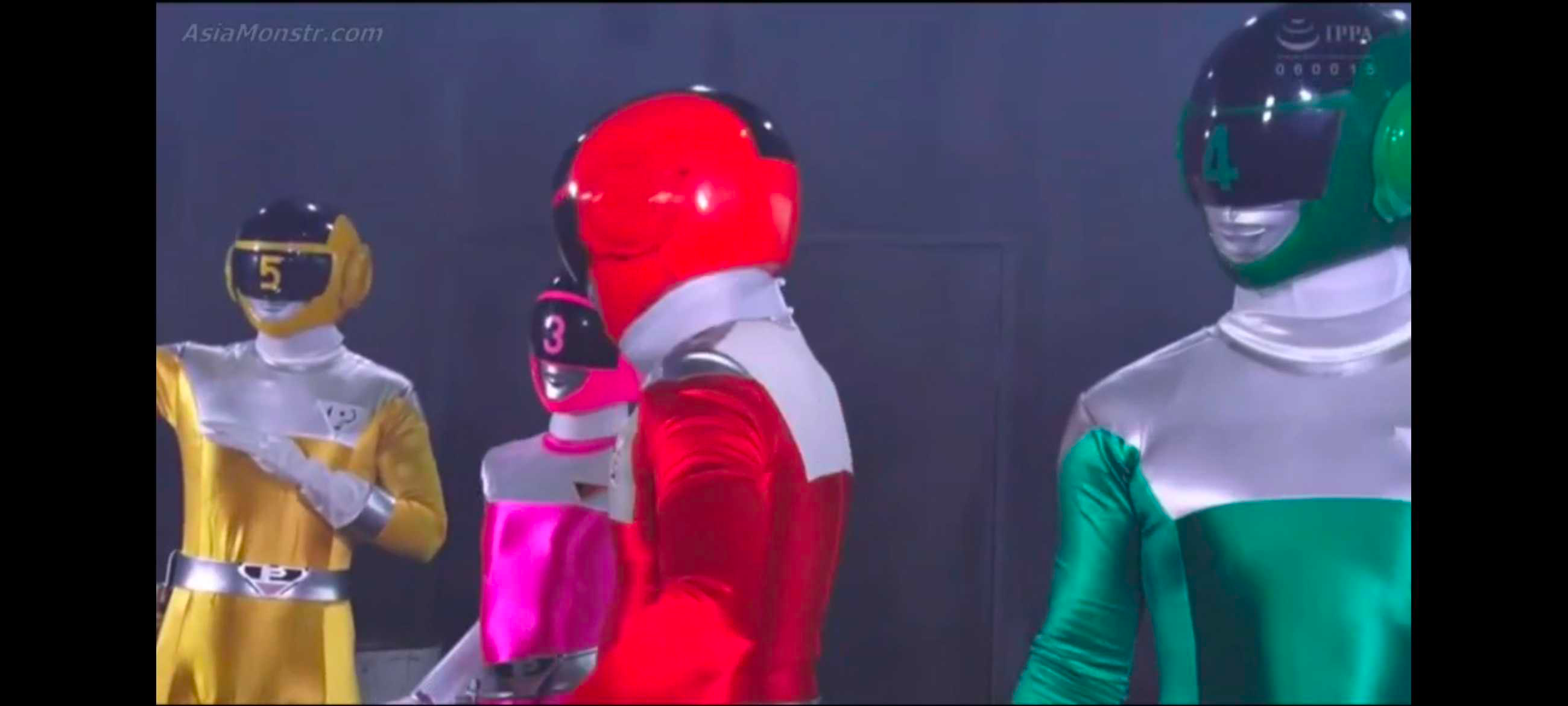 粉红女战士被抓住舔脚