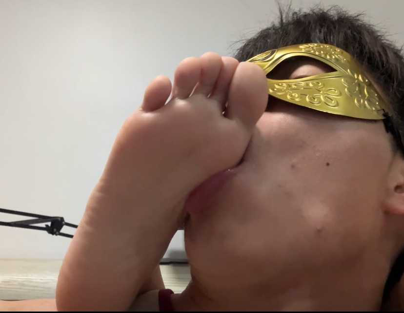 女友突袭，借机品尝裸足