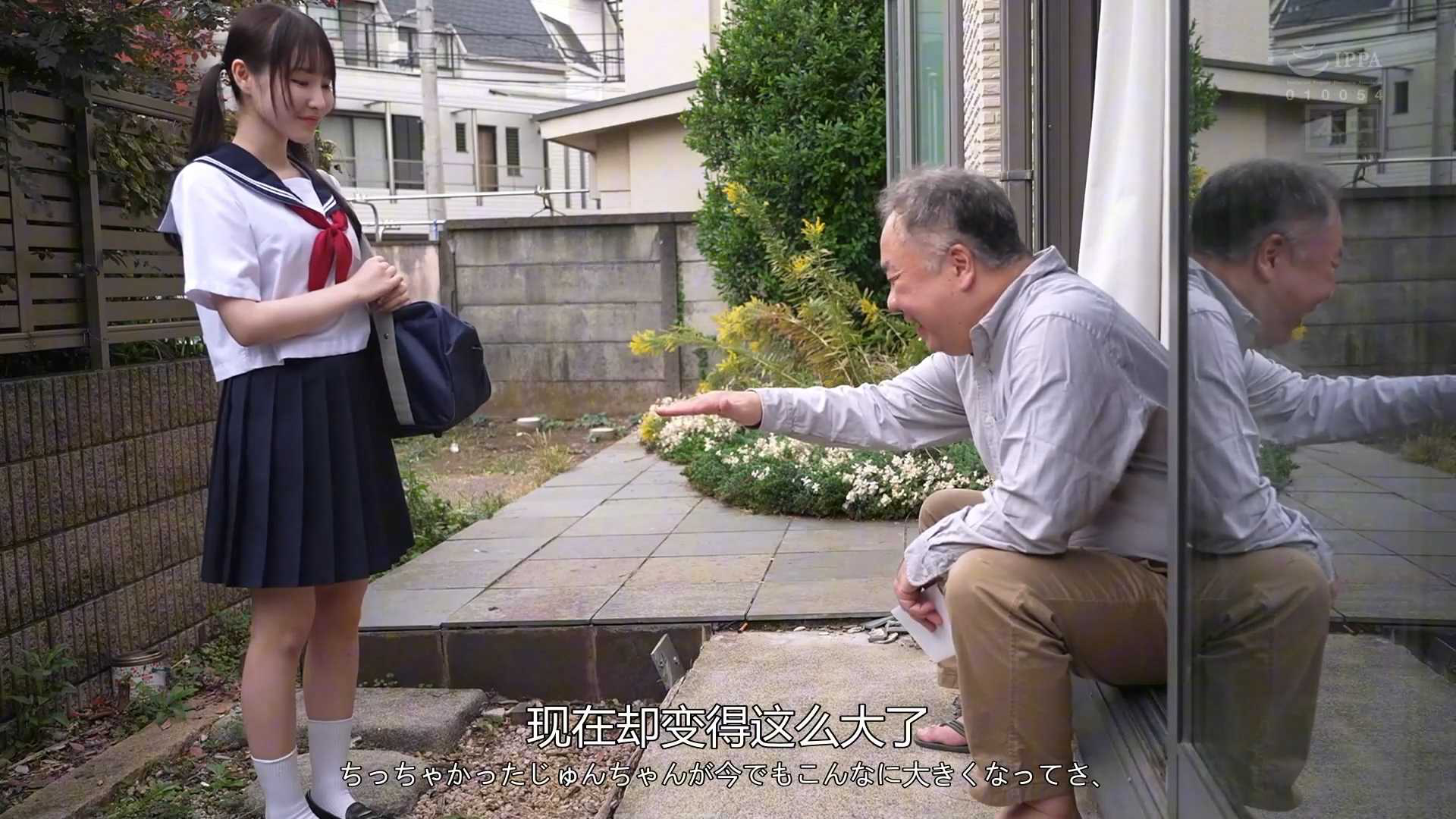 女高中生被男邻居放倒，狂舔白嫩裸足