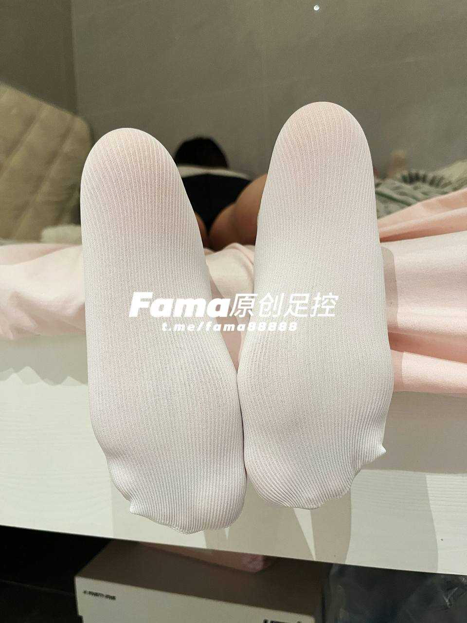 品尝台球厅前台小姐姐的白袜脚