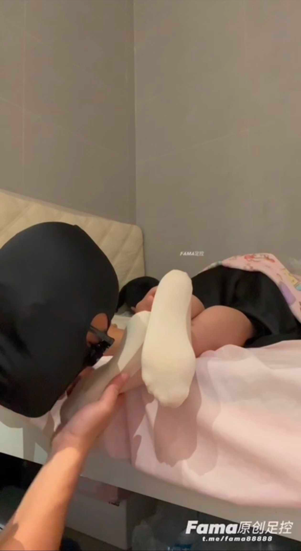 舔台球厅前台小姐姐的玉足