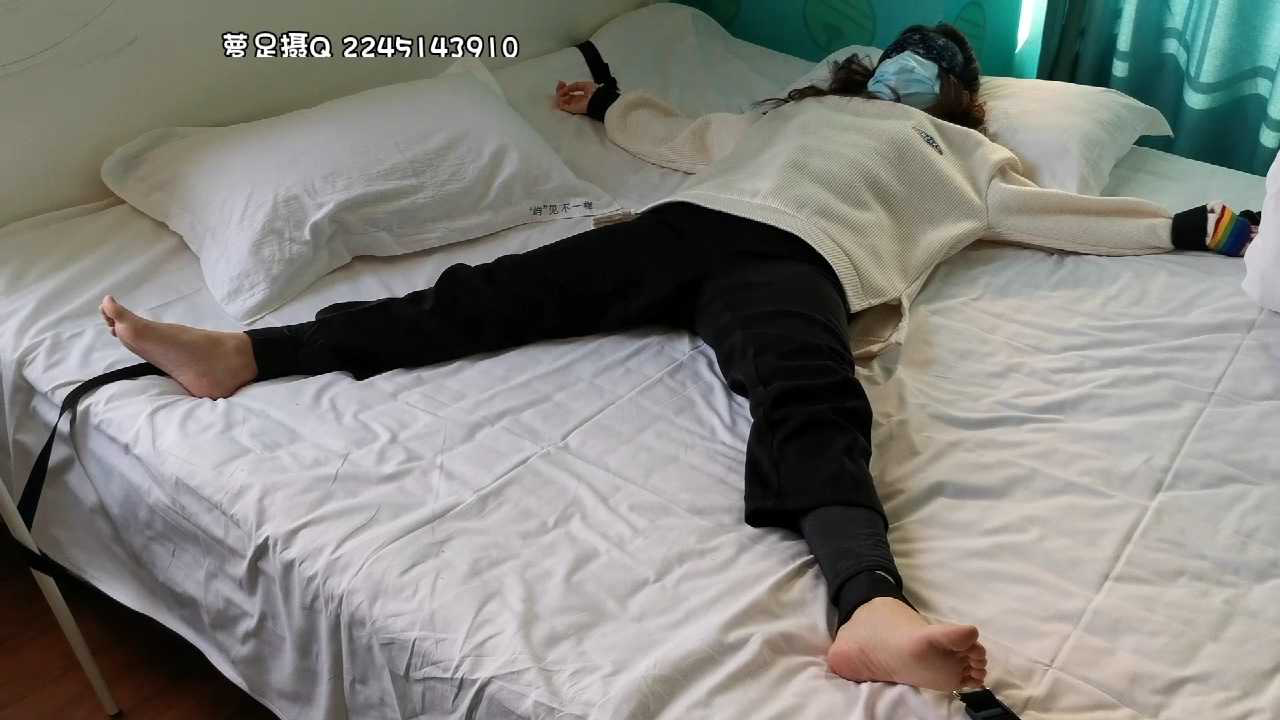 趁女友熟睡，蒙眼tian裸足