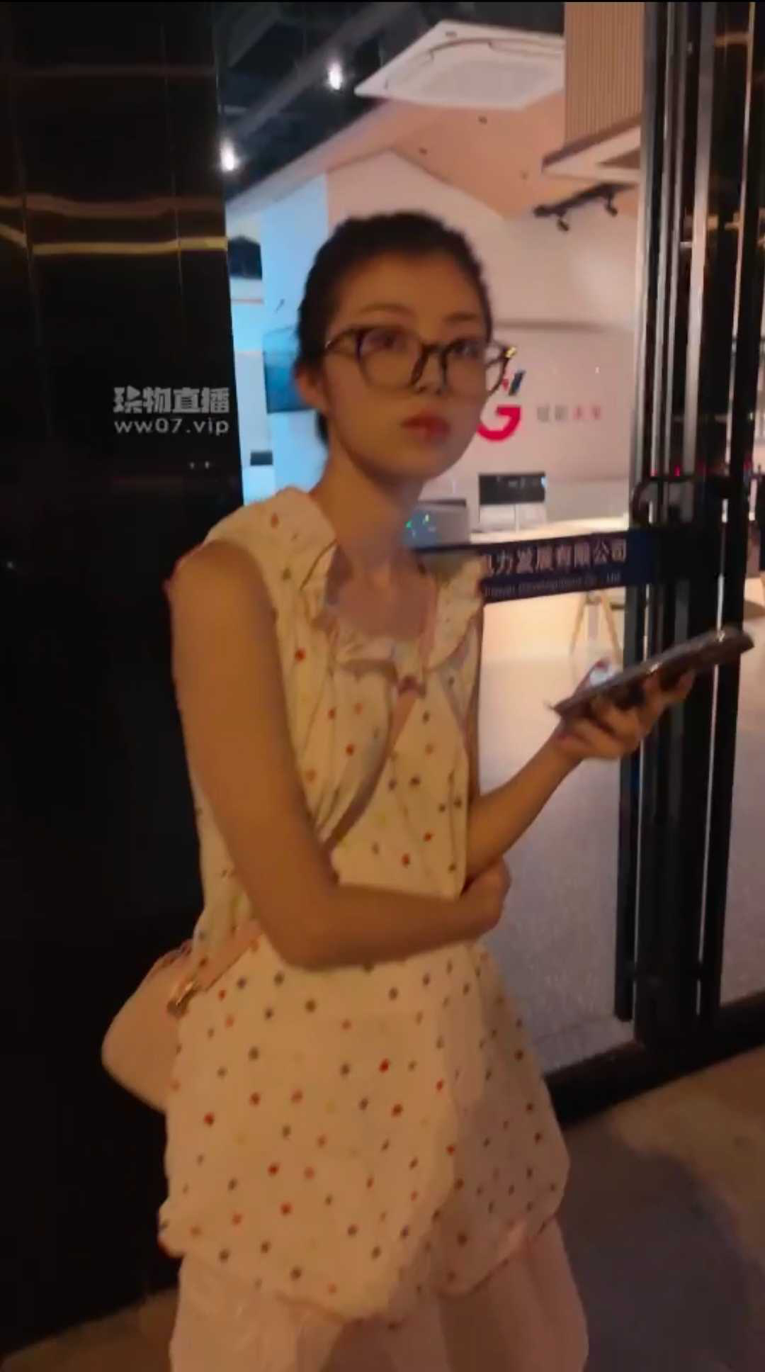 路边搭讪素人车内狂tian脚