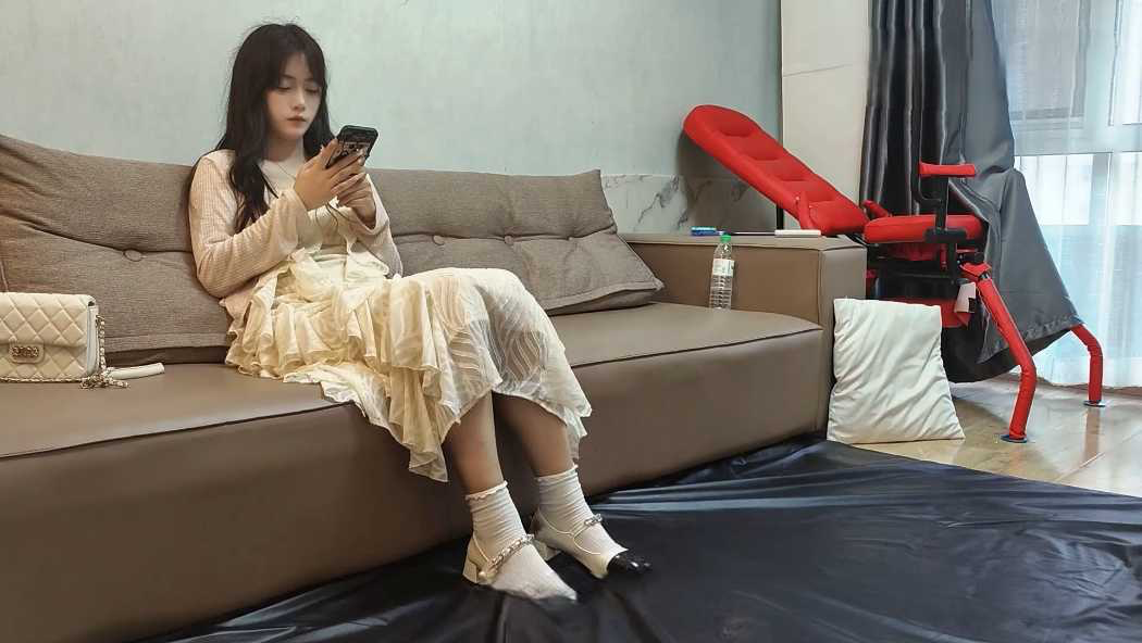 红颜榜—给06年汗脚女生清理脚底