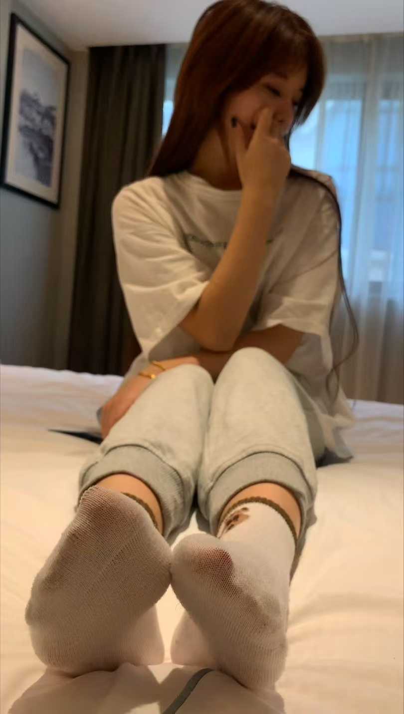 真实约拍艳丽大学生的汗臭大脚与白棉袜