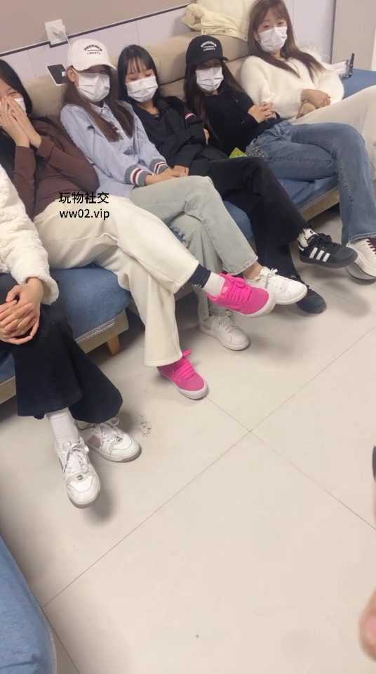 【精神小妹新作】轮流tian吃六位学生的臭袜脚，sao脚好嫩