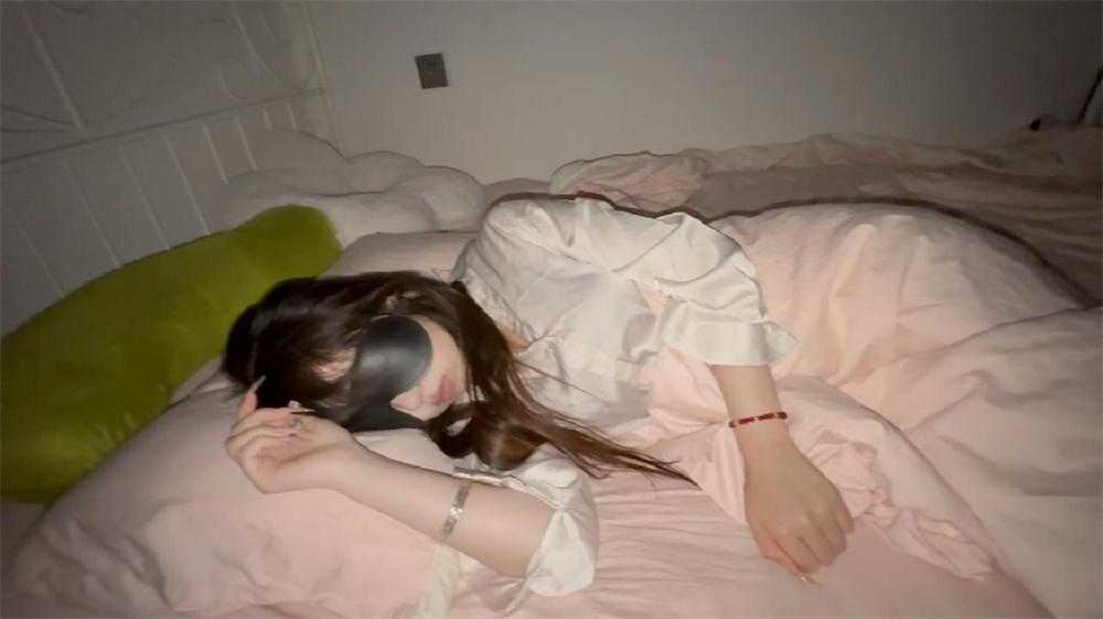 变态物业深夜入室把玩丝足品尝裸足