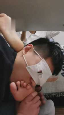 梵高—品尝女销售的运动鞋裸足