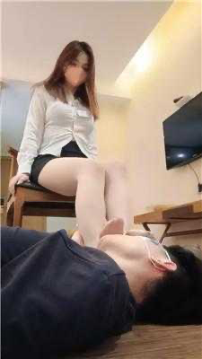 梵高—开发大四学生妹品尝长靴内丝足