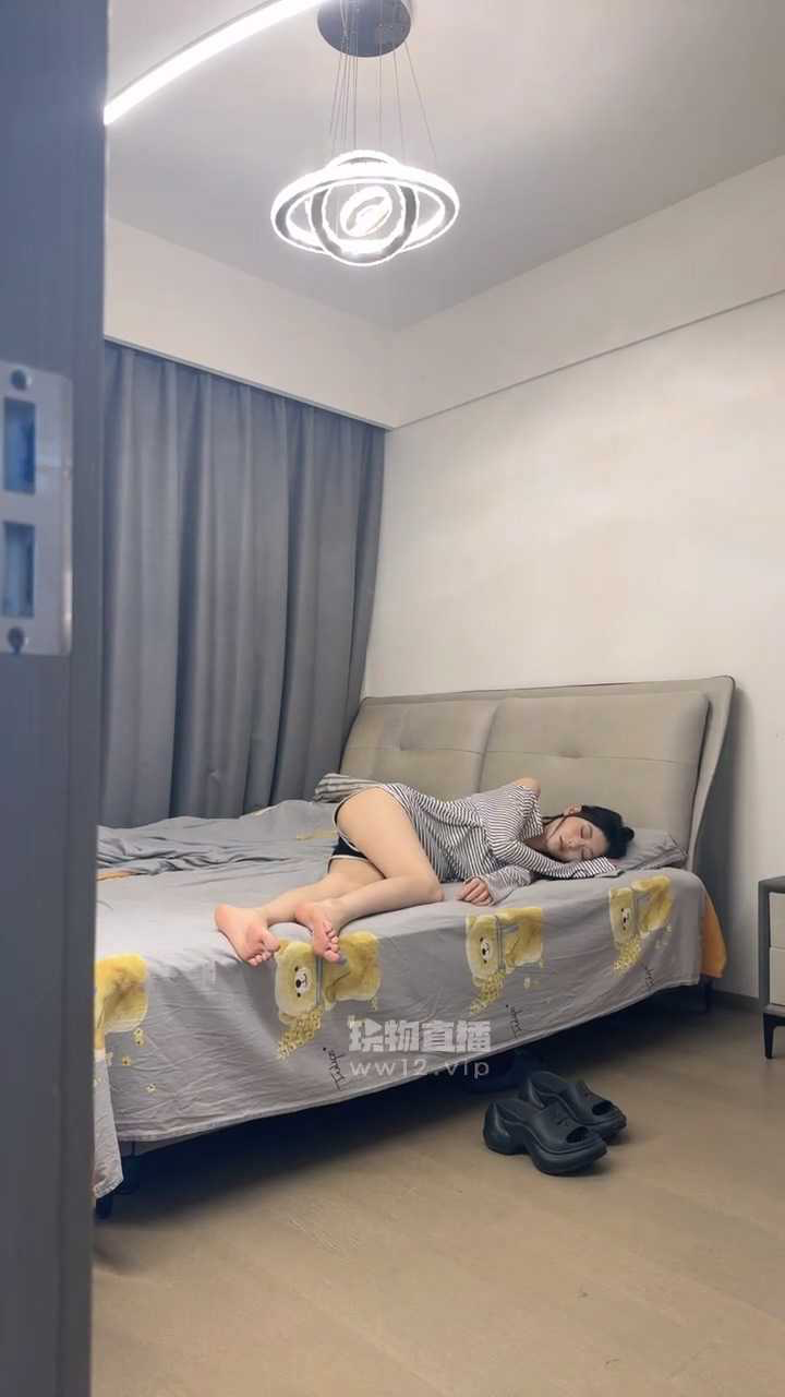 皇家御姐—偷tian熟睡美女裸足