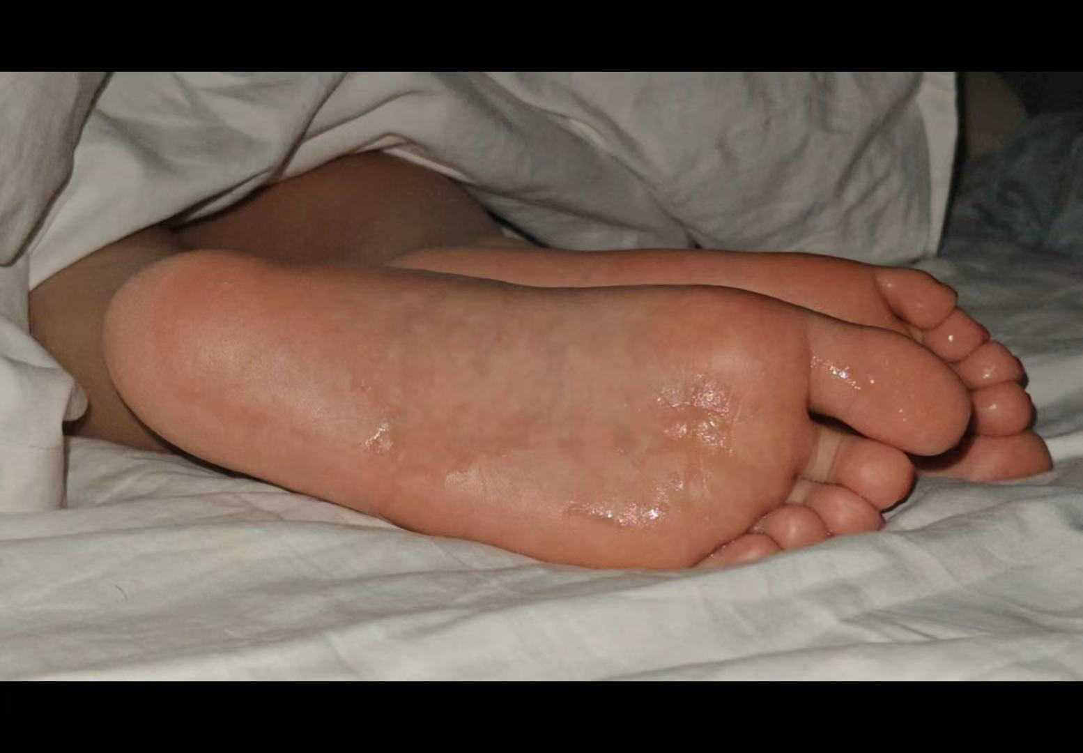 真实—网友趁表姐熟睡偷偷tian裸足