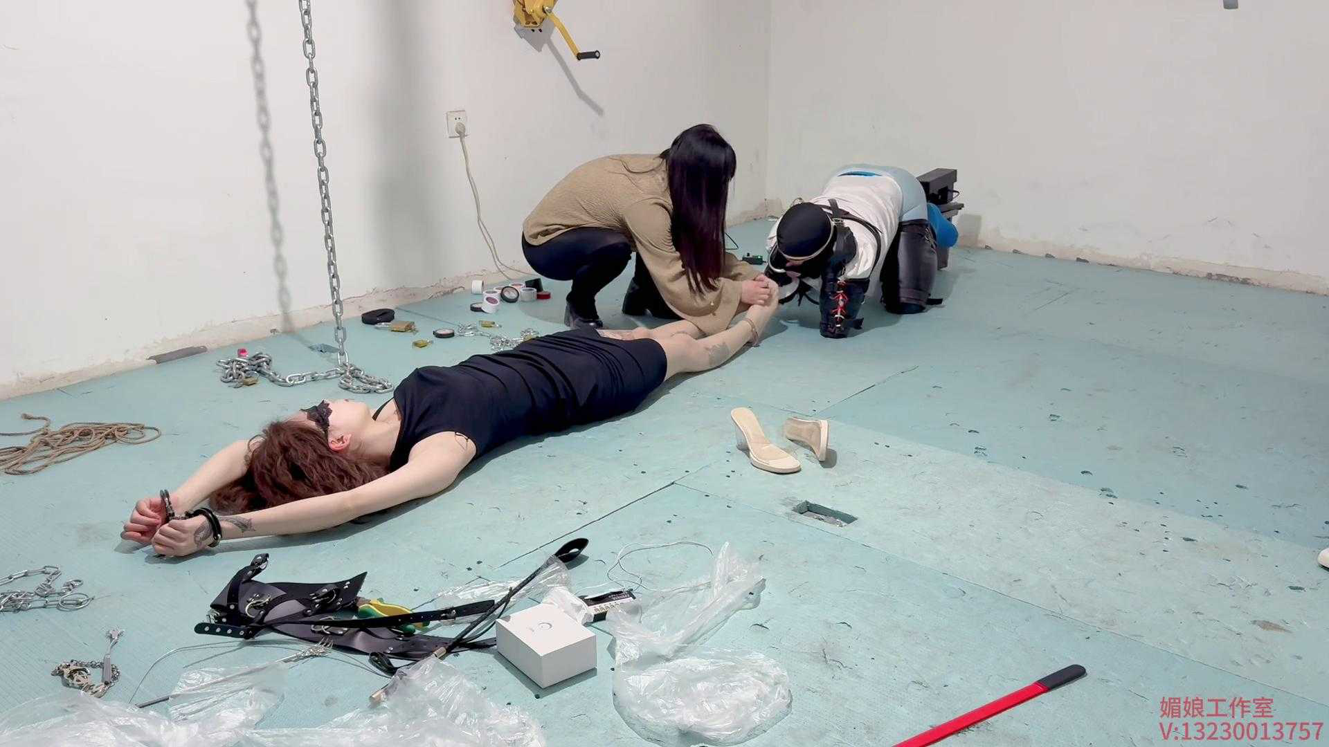 媚娘工作室—新开发的小哥清理丝袜脚