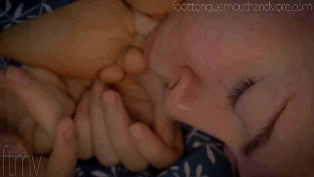 foot tongue  被子里互相享受裸足