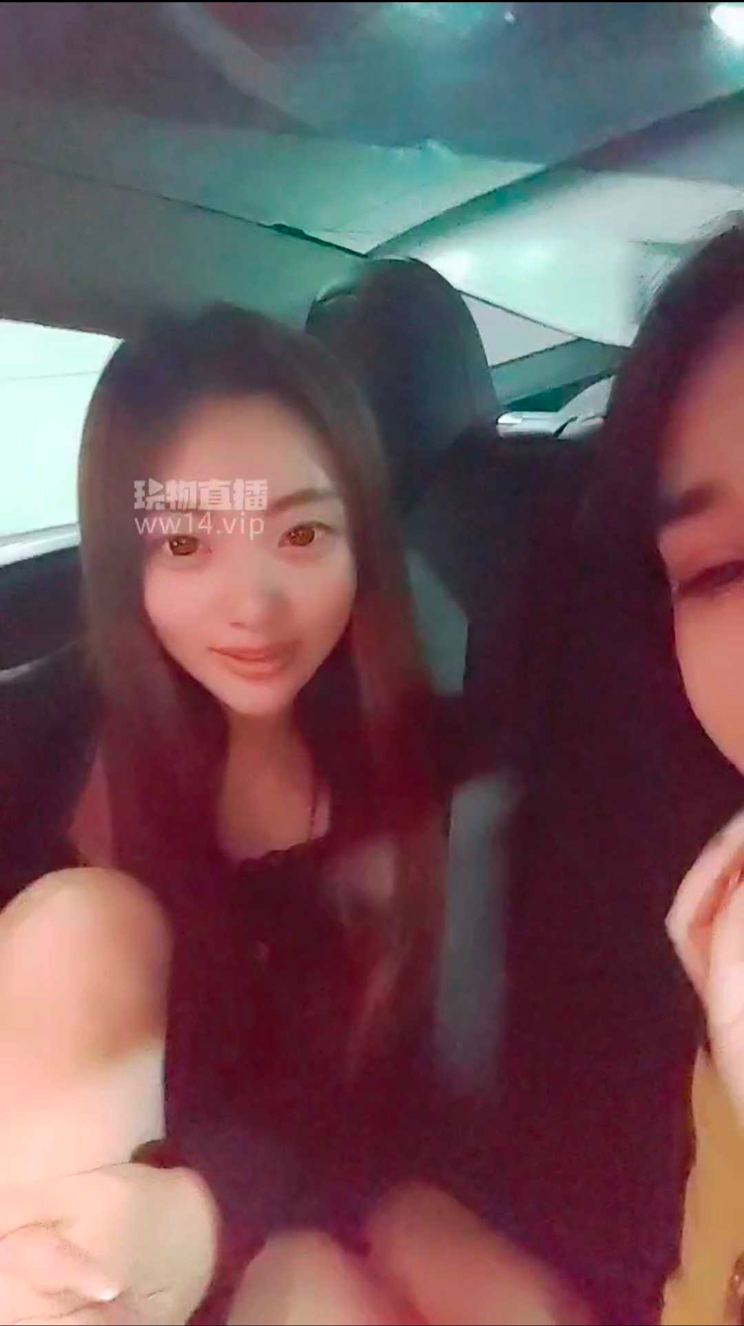 SWi  在滴滴车上开直播tian脚