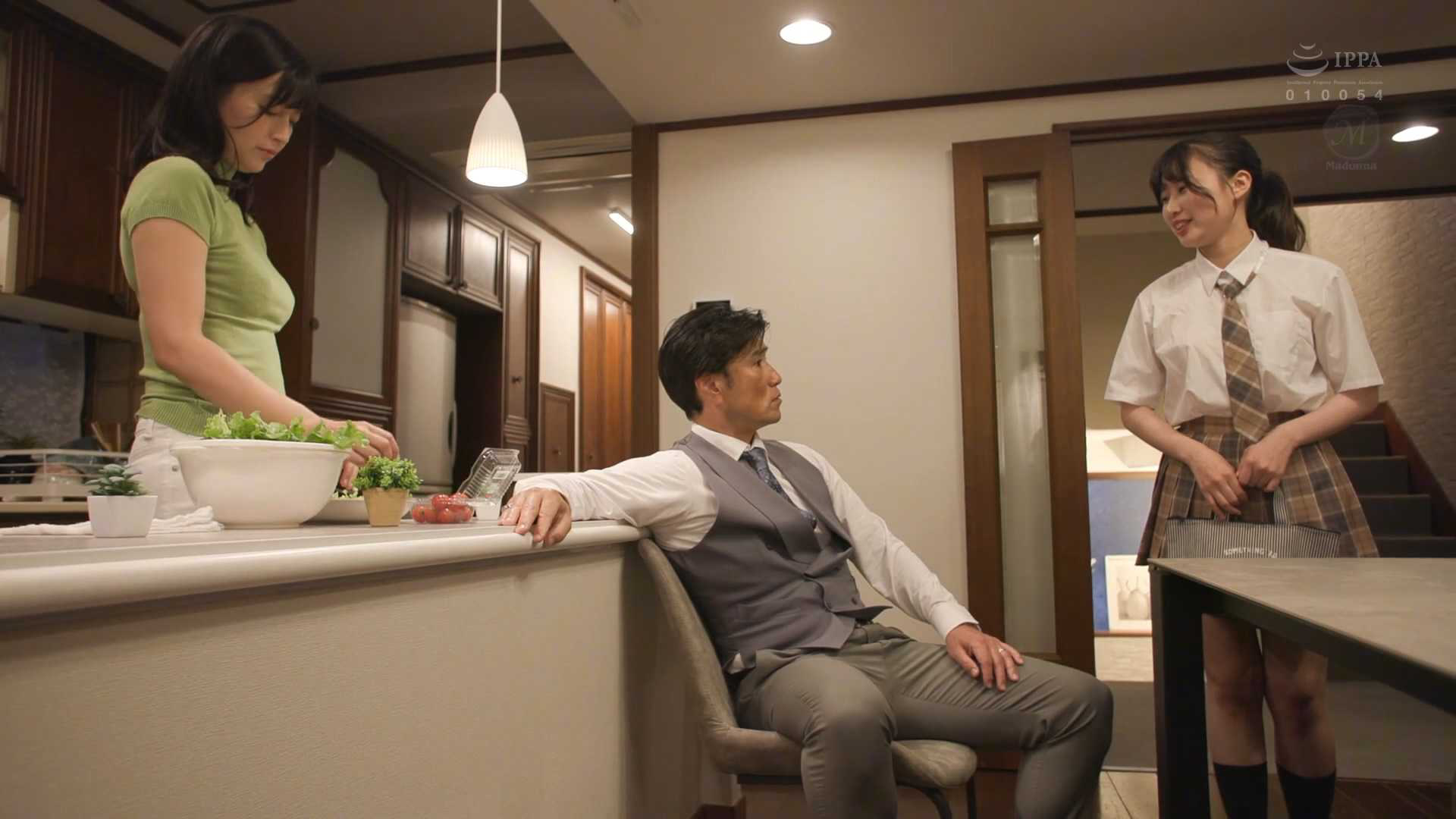 女子遭闺蜜陷害，一双嫩脚被不良青年品尝