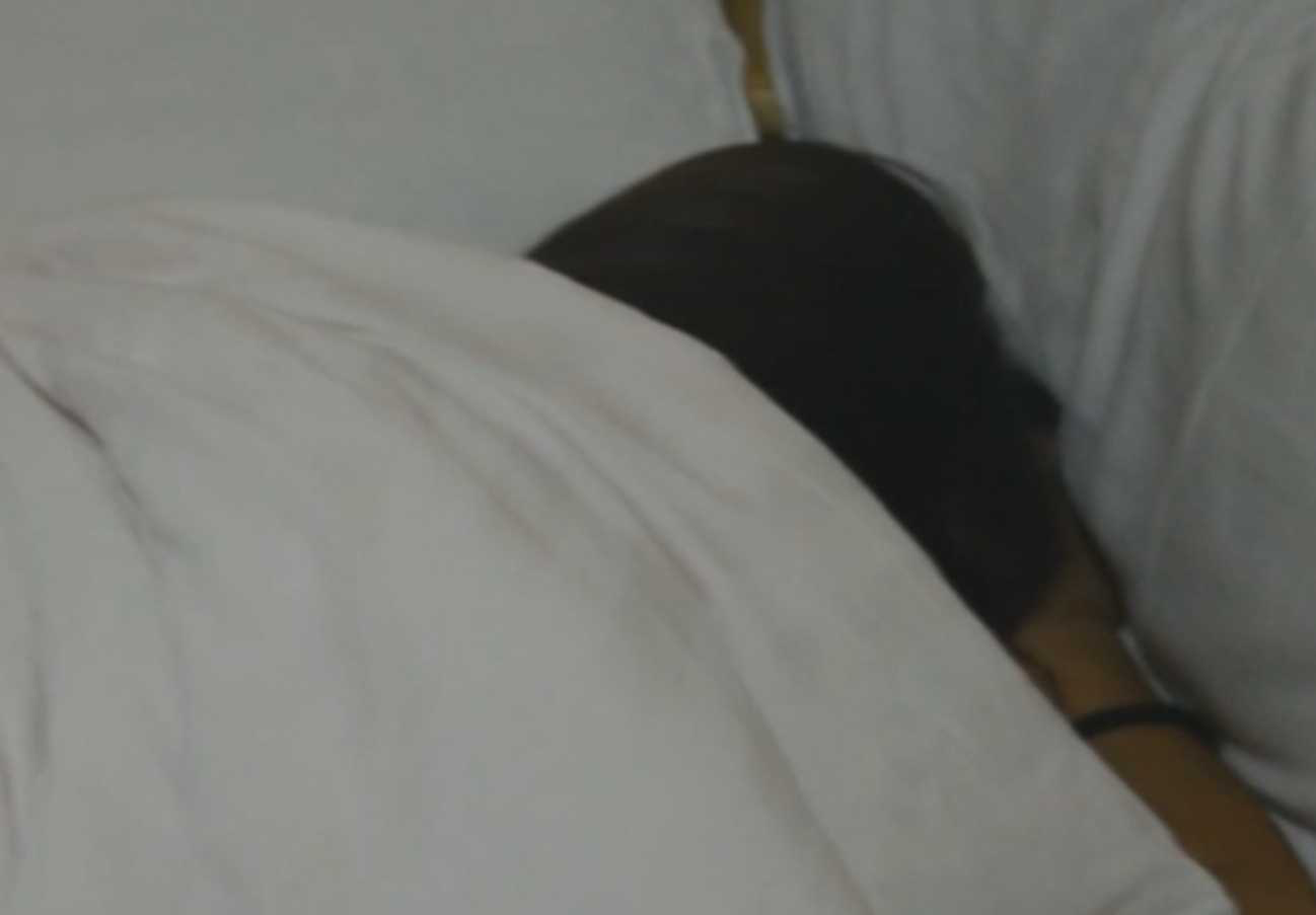 酒后趁小姐姐熟睡品尝运动鞋白袜裸足