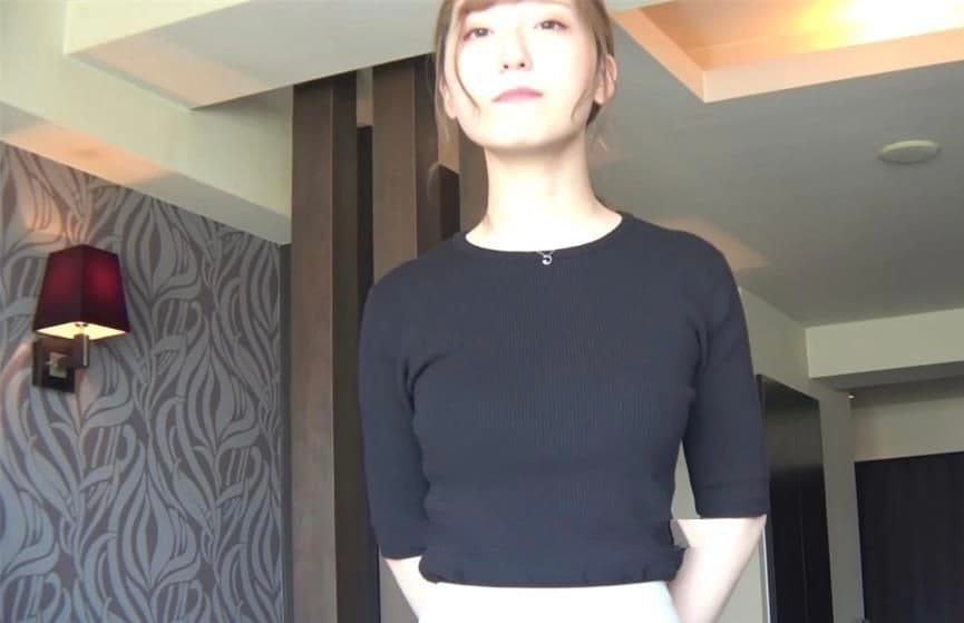 品味工作中穿的汗味丝袜脚