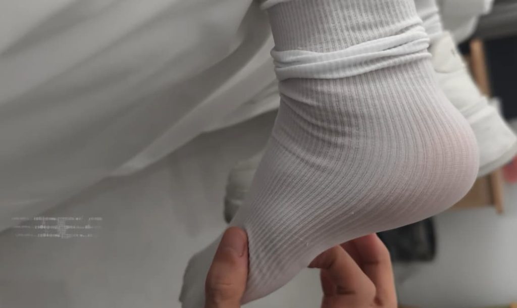 【重磅】老哥约tian高颜值女大酒店挠tian丝袜小嫩脚