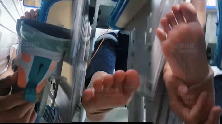 课堂把玩后排女生狱卒，圆珠笔牙刷挠脚心