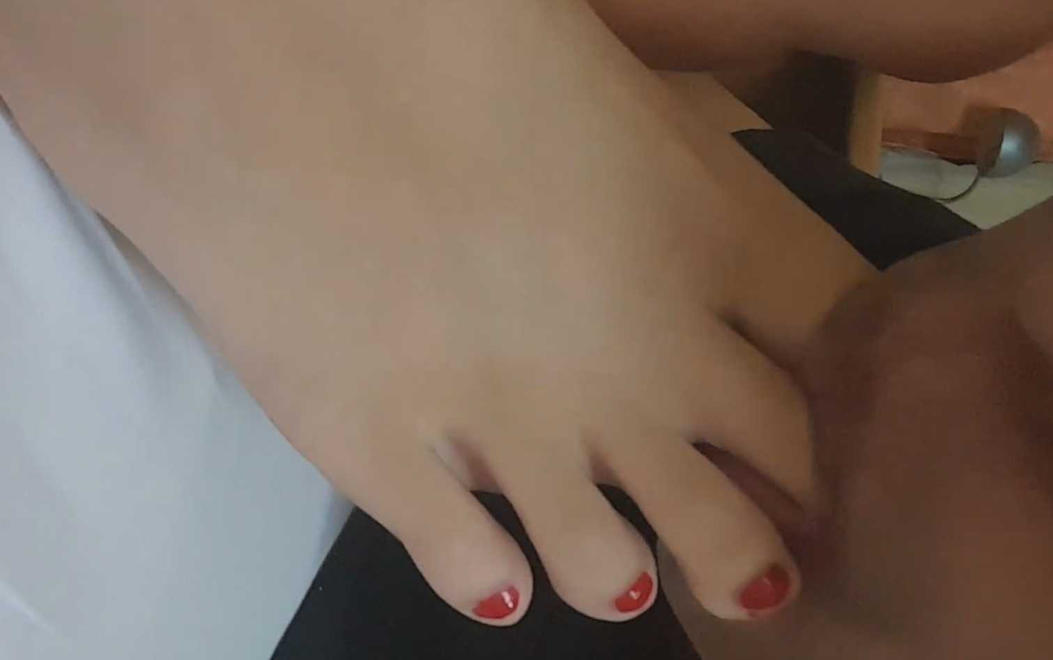 tian吃运动鞋白袜裸足