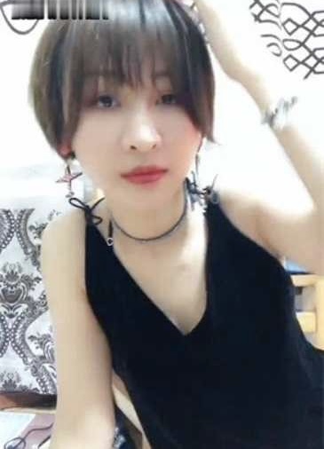 短发美女把玩品尝自己丝袜裸足